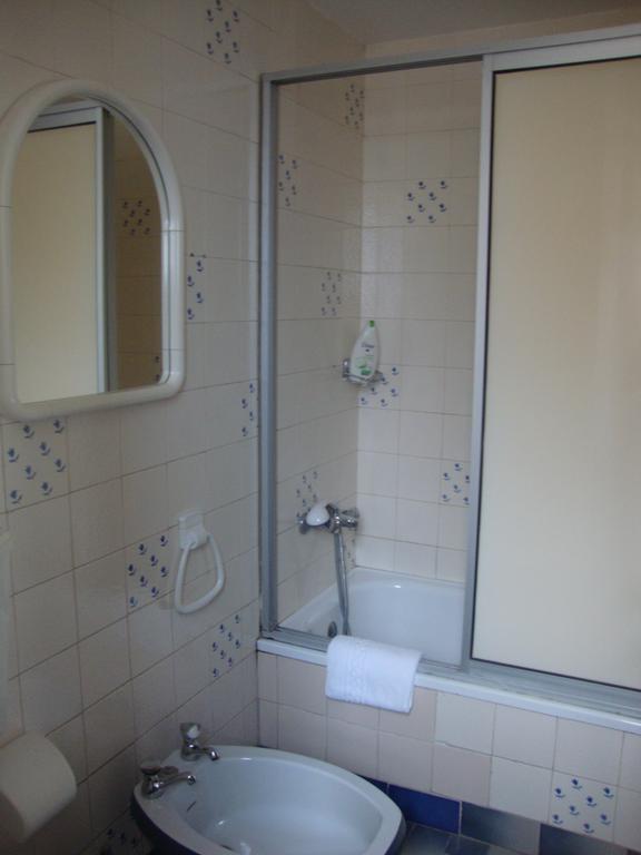 Residencial Valentina Hotel Lisbon Bagian luar foto A shower door